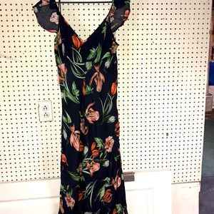 EUC Black w floral print maxi w flutter sleeve